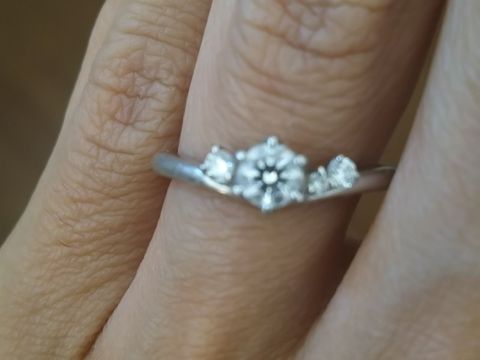 【銀座ダイヤモンドシライシの口コミ】 先ずは売り手のスタッフさんの親切丁寧一生懸命さでした。正直なところ、…