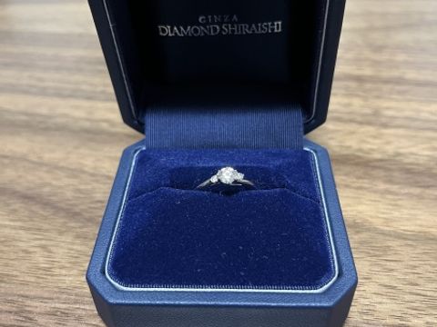 【銀座ダイヤモンドシライシの口コミ】 彼女がウェーブラインが入ったものが好みと言っていたので、同じようなデ…