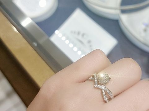 【ショーメ(CHAUMET)の口コミ】 ティアラをイメージするとてもゴージャスな婚約指輪です。個性的な形なが…