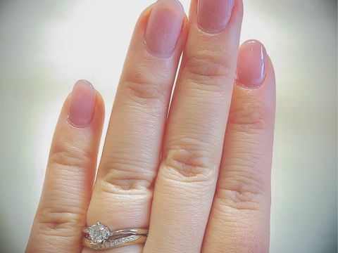 【BRILLIANCE+(ブリリアンスプラス)の口コミ】 指が細く綺麗に見えるもので探していたところ、ペアでS字のデザインのもの…