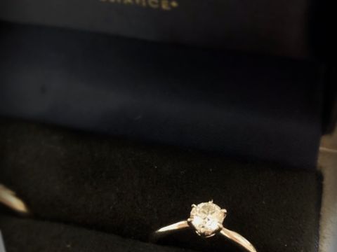 【BRILLIANCE+(ブリリアンスプラス)の口コミ】 指が少し太めなのですが、そんな私でも指が綺麗に見えるV字カーブのデザイ…