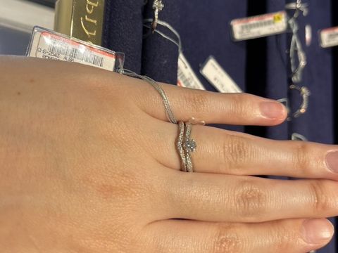 【銀座ダイヤモンドシライシの口コミ】 ダイヤモンドシライシは昔からあるお店でその分たくさんの種類があります…