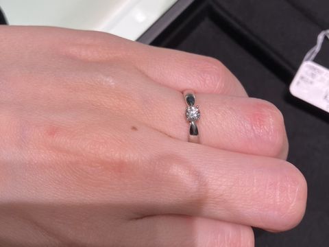 【ティファニー(Tiffany & Co.)の口コミ】 豪華&大きいサイズしかないイメージでしたが、試しに試着してみると、…