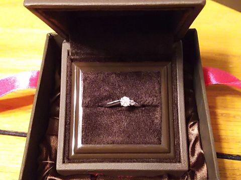 【アイプリモ(I-PRIMO)の口コミ】 やはり、デザインが一番の決め手になりました。ピンクダイヤがダイヤの隣…