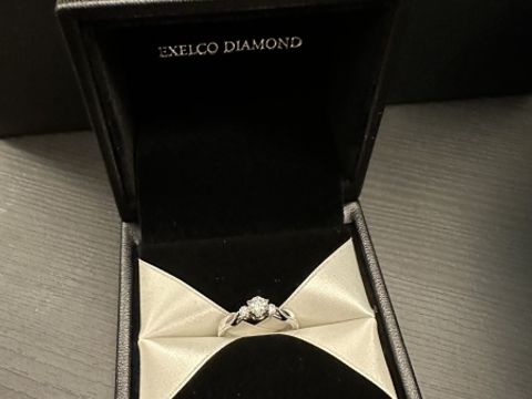 【エクセルコダイヤモンド(EXELCO DIAMOND)の口コミ】 一店舗目で即決しました。
デザインの種類がとても多く迷いましたが、試着…