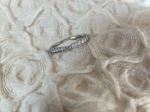 【ティファニー(Tiffany & Co.)の口コミ】 ハーフエタニティで探していて、真ん中に絞りがあるこのデザインが気に入…