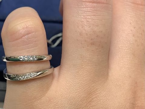 【4℃ BRIDAL(ヨンドシーブライダル)の口コミ】 価格帯が購入者に優しい価格でした。リーズナブルです。
指に指輪を付けた…