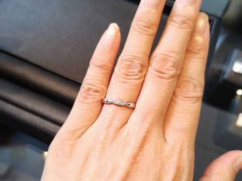 【エクセルコダイヤモンド(EXELCO DIAMOND)の口コミ】 上下ミル打ちされていて、中央のところで交差するデザインです。交差して…