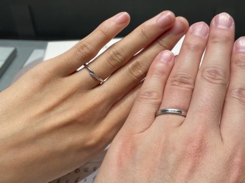 【銀座ダイヤモンドシライシの口コミ】 デザイン性、アフターサービス、品質です。
婚約指輪を先に決めてたのでセ…