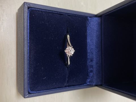 【銀座ダイヤモンドシライシの口コミ】 結婚指輪をメレダイヤが入ったものにしたかったので、婚約指輪は一粒ダイ…