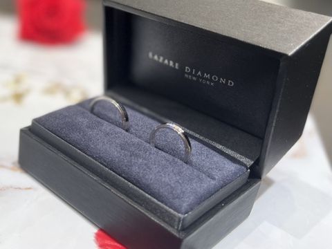 【ラザール ダイヤモンド(LAZARE DIAMOND)の口コミ】 ネットで見てデザインを気に入り、試着をしに行きました。シャープな平打…