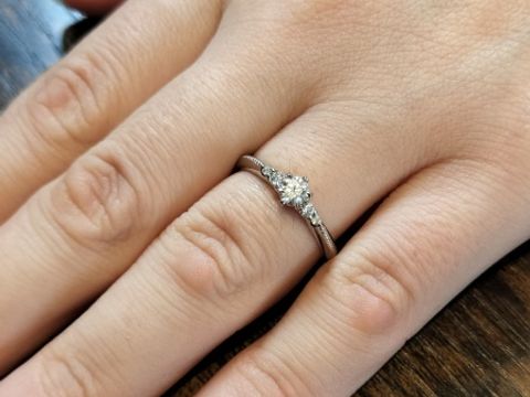 【エクセルコダイヤモンド(EXELCO DIAMOND)の口コミ】 コロネット(王冠)のデザインとダイヤを引き立てながらも美しいミルライン…