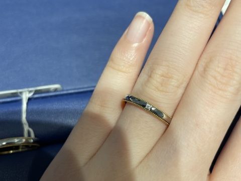 【銀座ダイヤモンドシライシの口コミ】 ミルグレインのデザインを探していました。
プラチナとイエローゴールドの…