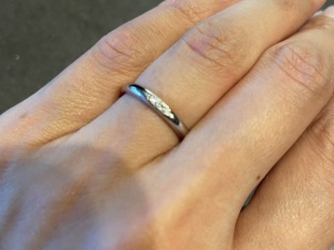 【銀座ダイヤモンドシライシの口コミ】 婚約指輪との重ね付けの時の相性を考えて選びました。
シンプルすぎず派手…