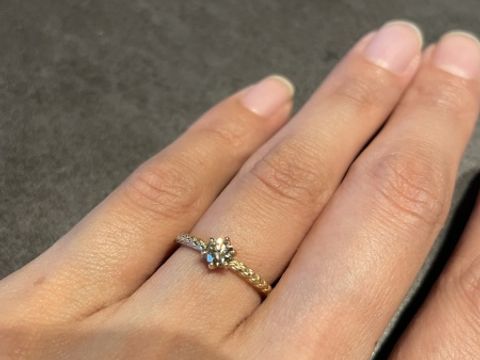 【KANOE Bridal(庚ブライダル)の口コミ】 ブラウンダイヤなため、透明なダイヤよりも輝きが抑えられ、普段から着用…