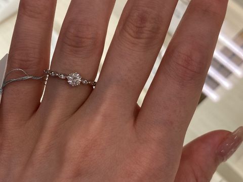 【CHARMY(チャーミー)の口コミ】 あまり見ないタイプのデザインに惹かれました。
私の指にはパヴェタイプの…