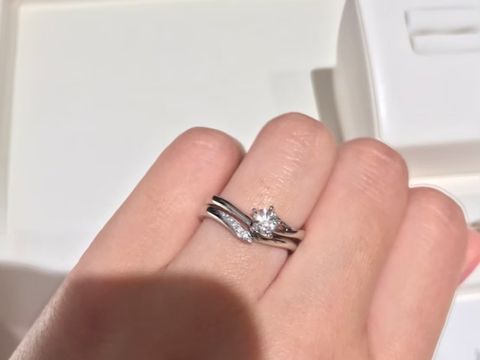 【俄(にわか)の口コミ】 【指輪のデザイン】
・花と葉をイメージしていて、つけるとセットになって…