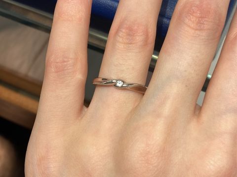 【エクセルコダイヤモンド(EXELCO DIAMOND)の口コミ】 個性的なデザインに惹かれました。仕事など、結婚指輪単体でつける方が多…