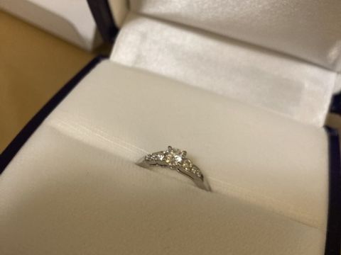 【俄(にわか)の口コミ】 私にとってちょうどいい華やかさでした。中央のダイヤから隣のメレに緩や…