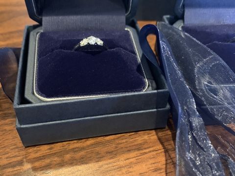 【銀座ダイヤモンドシライシの口コミ】 婚約指輪と結婚指輪をセットでつけたかったので、両方をつけてしっくりく…