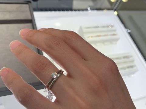 【ティファニー(Tiffany & Co.)の口コミ】 セットリングで探していました。王道の婚約指輪の形だと感じました。どち…