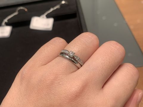 【ティファニー(Tiffany & Co.)の口コミ】 婚約指輪はハーモニー、結婚指輪はウェディングバンドリング2.5mmです。重…