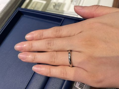 【銀座ダイヤモンドシライシの口コミ】 私たちはダイヤ1粒のシンプルな指輪と決めていましたが、ウェーブやデザイ…