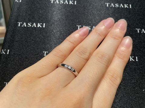 【TASAKI(タサキ)の口コミ】 三連のダイヤがとてもかわいい指輪です。一粒一粒はそこまで大きくないで…