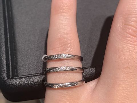 【I's stone(アイズストーン)の口コミ】 指輪のデザインや素材の種類が豊富です。
シンプルなデザインの指輪がとて…