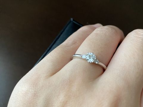 【エクセルコダイヤモンド(EXELCO DIAMOND)の口コミ】 実際に指にした時になるべく輝きが増して見えるよう、メインのダイヤモン…