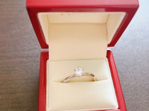 【ケイウノ ブライダル(K.UNO BRIDAL)の口コミ】 ダイヤが１つついた、ザ婚約指輪！のようなものがほしく、ただ少しさりげ…