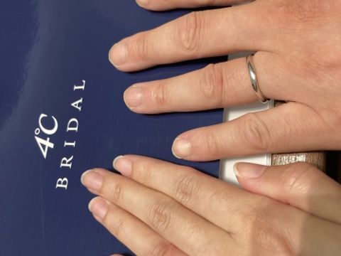 【4℃ BRIDAL(ヨンドシーブライダル)の口コミ】 ゆるやかなVラインで指がきれいに見えるのと、ダイヤの並びもきれいで上品…