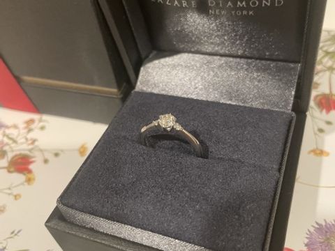 【ラザール ダイヤモンド(LAZARE DIAMOND)の口コミ】 デザインがとても美しく、エレガントで、さらに可愛さもあり、どの年代で…