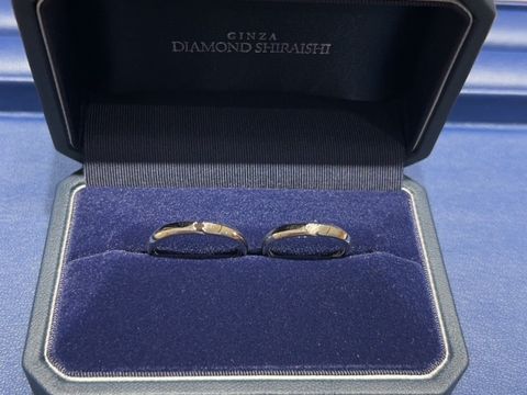 【銀座ダイヤモンドシライシの口コミ】 シンプルで普段使いしやすい点が気に入りました。
旦那さんの指輪にはブラ…