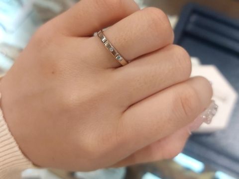 【Honey Bride(ハニーブライド)の口コミ】 他ではなかなか見ないデザインで最後まで候補に残っていました。色もシャ…