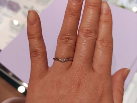 【STAR JEWELRY(スタージュエリー)の口コミ】 指輪のデザインとしては、あまり太くなくて直線のデザインよりは曲線で女…