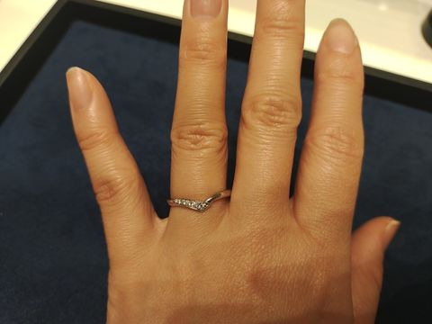 【4℃ BRIDAL(ヨンドシーブライダル)の口コミ】 指輪のデザインとしては、あまり太くなくて直線のデザインよりは曲線で女…