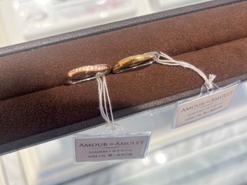 【AMOUR AMULET(アムール・アミュレット)の口コミ】 2色で自分自身の好きな色を選べる点。あとはダイヤが埋め込まれており、細…