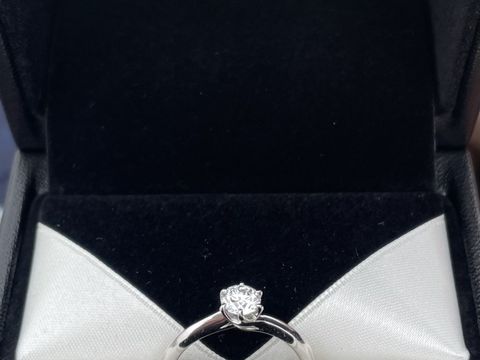 【エクセルコダイヤモンド(EXELCO DIAMOND)の口コミ】 シンプルなデザインで、自然なウェーブの形のものを探していたので、ぴっ…