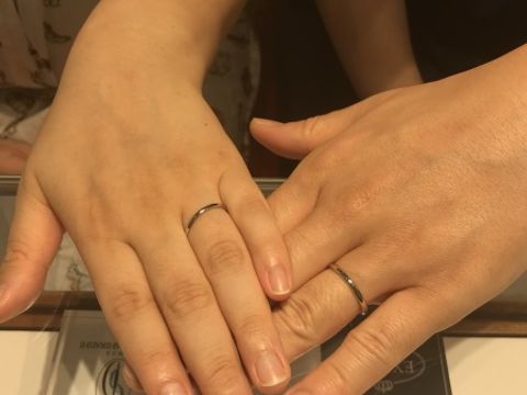 【銀座ダイヤモンドシライシの口コミ】 シンプルで飽きが来ない指輪がいいなと思っており、試着したつけ心地も良…