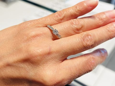 【銀座ダイヤモンドシライシの口コミ】 色黒で指が細いので、サイドにもダイヤがあるエタニティータイプの方がし…