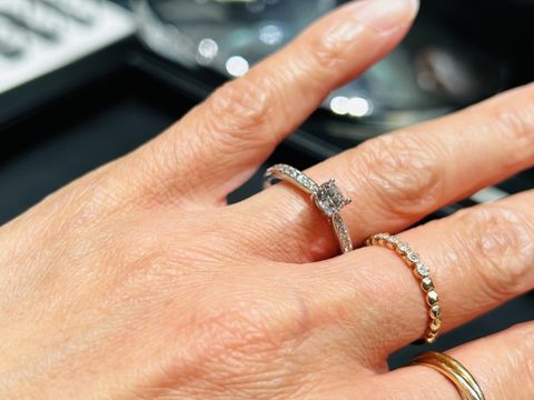 【ラザール ダイヤモンド(LAZARE DIAMOND)の口コミ】 メレダイヤがついた婚約指輪を中心に拝見しました。シンプルなデザインが…