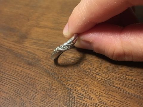 【Something Blue(サムシングブルー)の口コミ】 付けっぱなしにしても、家事や仕事の邪魔にならないよう、付け心地メイン…