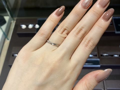 【TOWA(永遠)の口コミ】 ダイヤモンドの煌めきと華やかさが目を引く、デザイン性のある指輪です。…