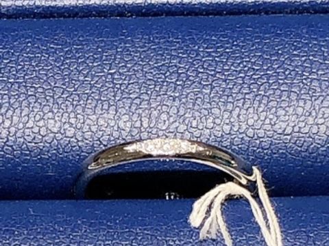 【銀座ダイヤモンドシライシの口コミ】 形はストレートです。真ん中が葉っぱのような形になっており、その中にダ…