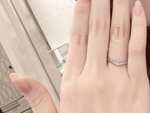 【アンジェリックフォセッテ(Angelique Fossette)の口コミ】 ダイヤモンドが煌めく存在感のある指輪です。指輪自体の太さはありますが…