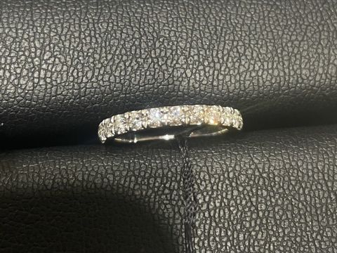 【ラザール ダイヤモンド(LAZARE DIAMOND)の口コミ】 ダイヤモンドのカッティングがよいので非常に煌めきが強く綺麗だと思いま…