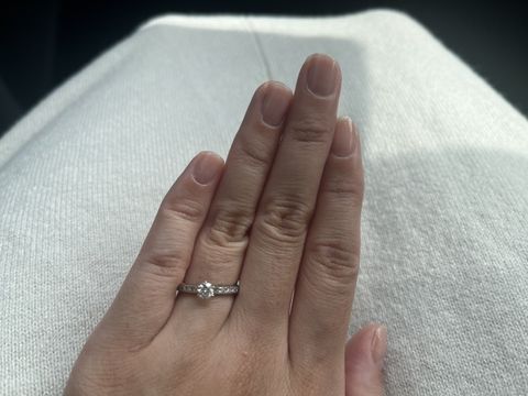 【銀座ダイヤモンドシライシの口コミ】 可愛らしいイメージの婚約指輪を探していたので、その求めていた理想的な…