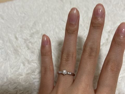 【ラザール ダイヤモンド(LAZARE DIAMOND)の口コミ】 真ん中のダイヤモンドの隣にも小さいダイヤモンドが埋まっていて、どこか…