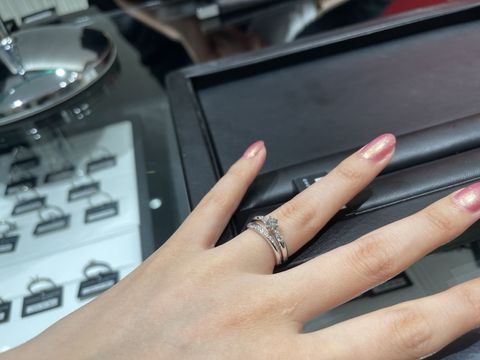 【ラザール ダイヤモンド(LAZARE DIAMOND)の口コミ】 光に当たると虹色に輝くダイヤモンドを取り扱うラザールダイヤモンド。目…